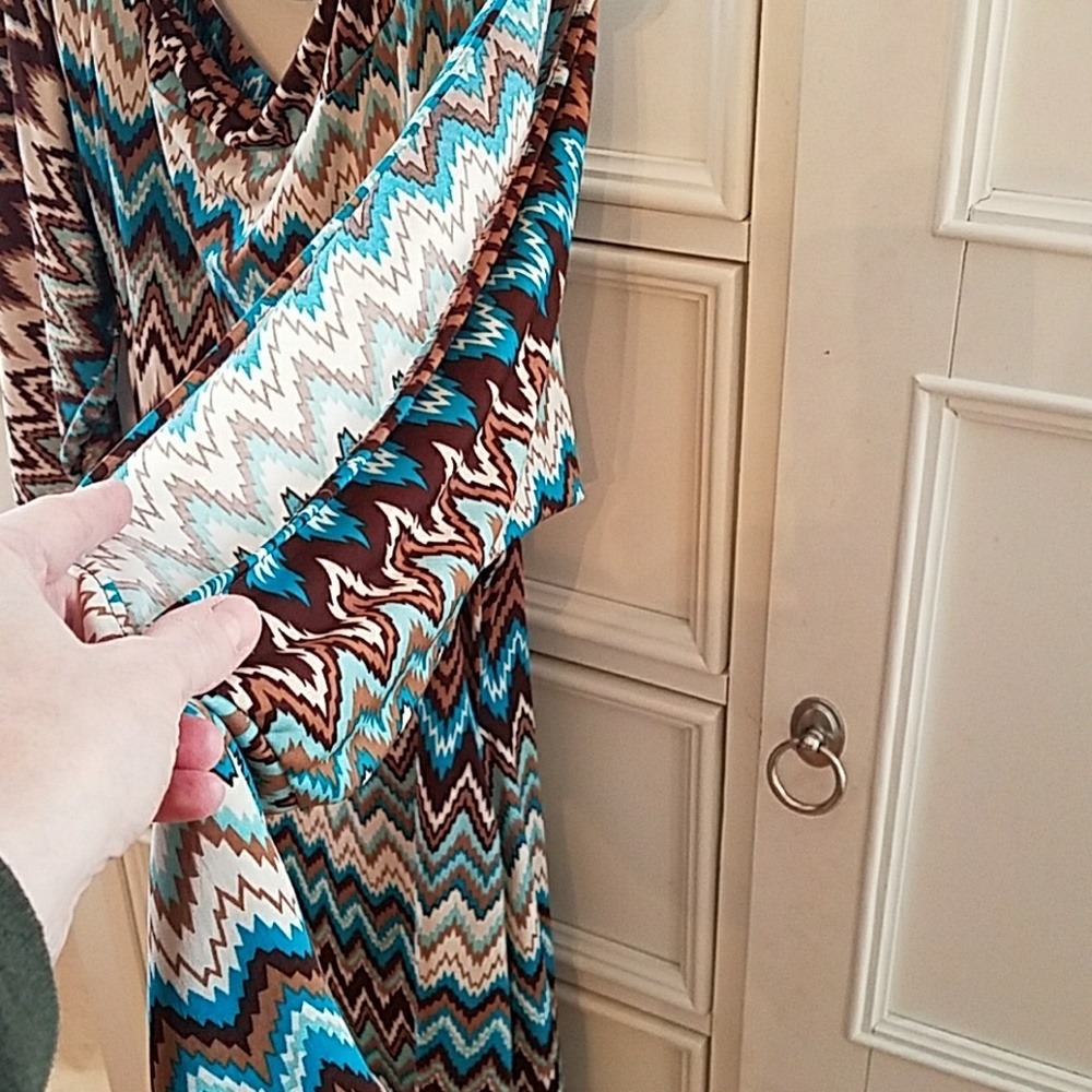 A patterned form fitting dress. - Picture 2 of 4
